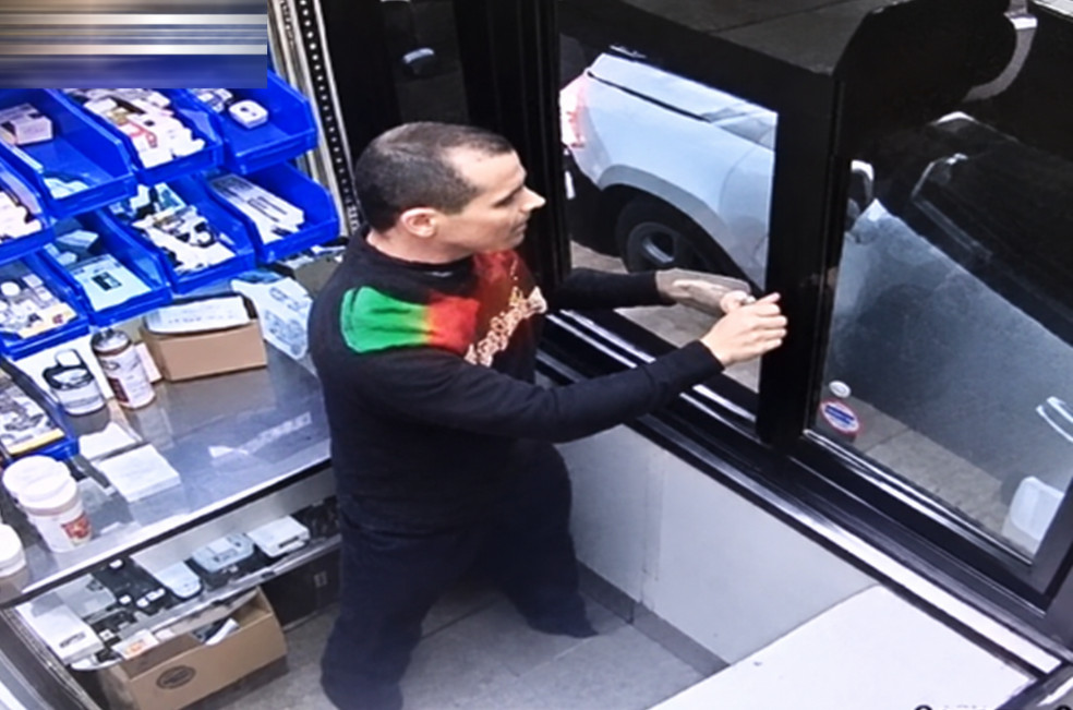 Video: Empleado de Burger King le arroja la comida en la cara al cliente y es arrastrado por la ventanilla del servi-carro