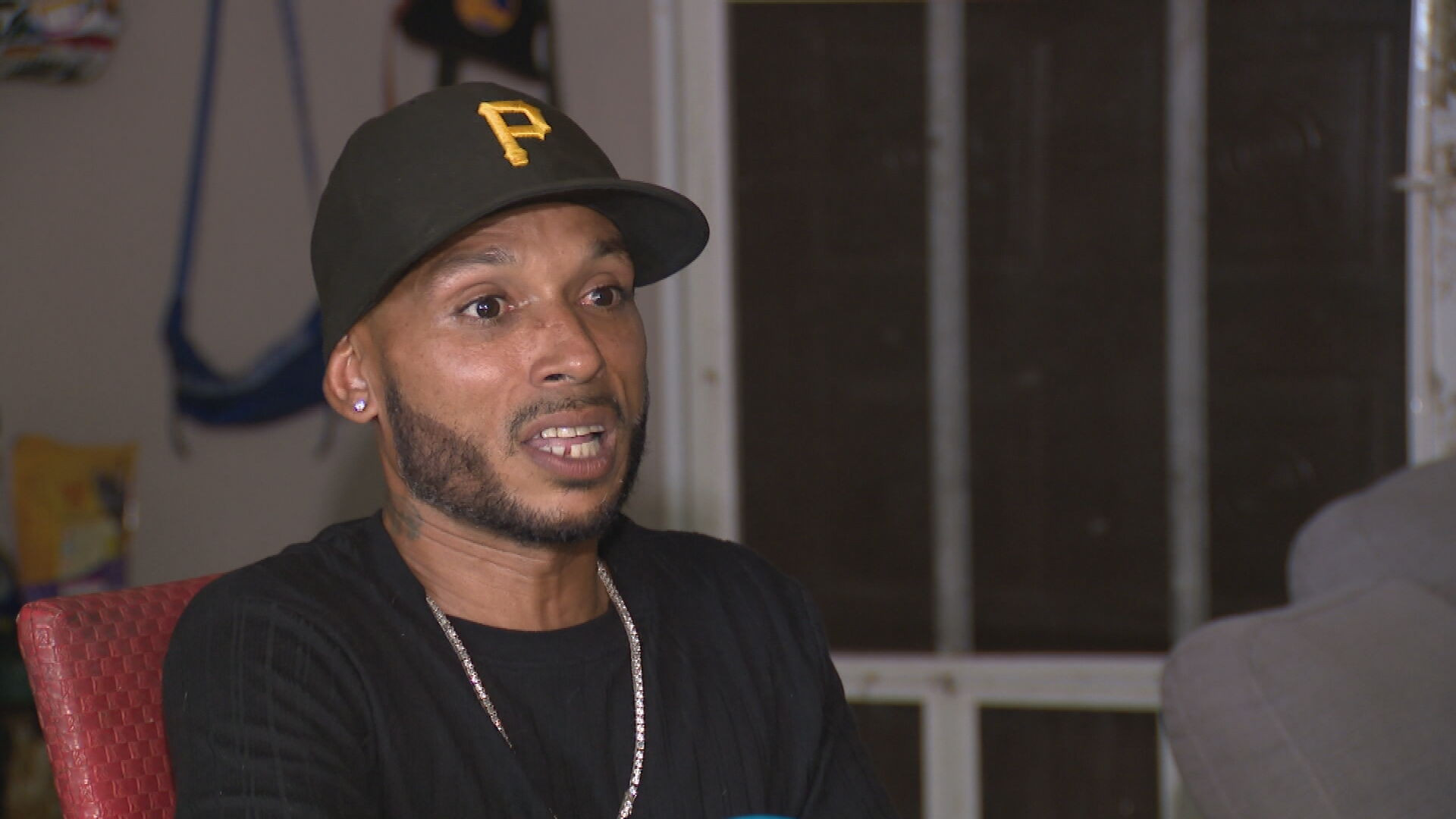 Video: Posponen vista preliminar contra hombre acusado del asesinato de su padre