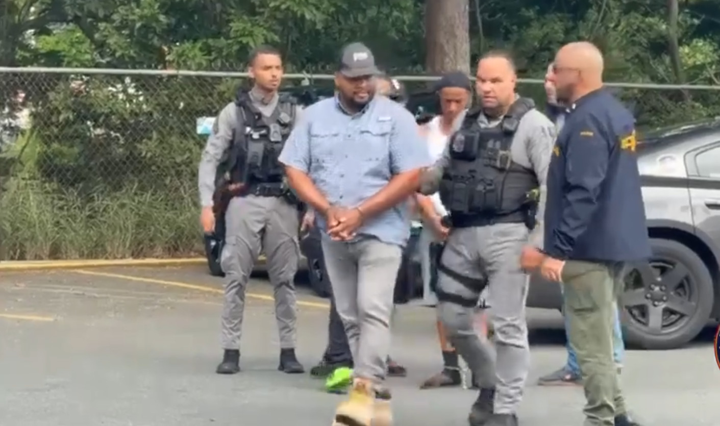 Video:Tres arrestados con arma modificada y municiones frente a centro comercial en Carolina