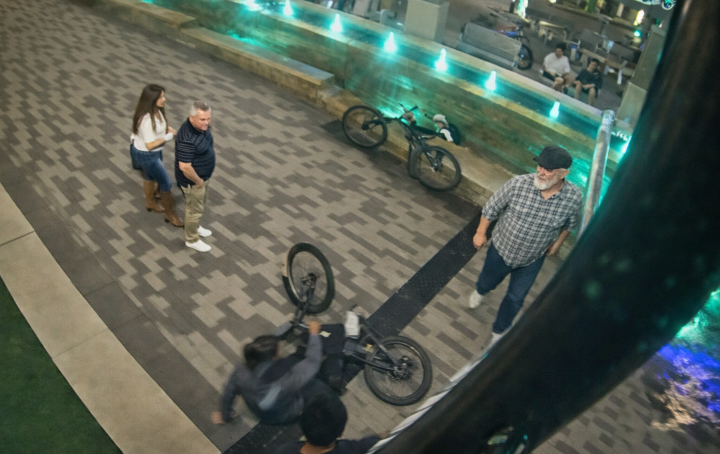 Video: Hombre agrede a dos menores que andaban en bicicleta en un parque de Georgia y mira lo que pasó después