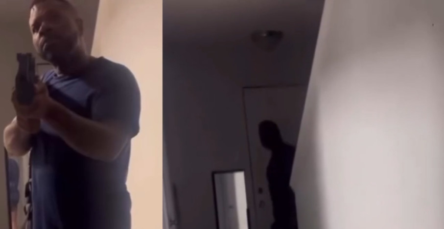 Video: Capta el momento en que su padre presuntamente le apunta con un arma y lo hace viral
