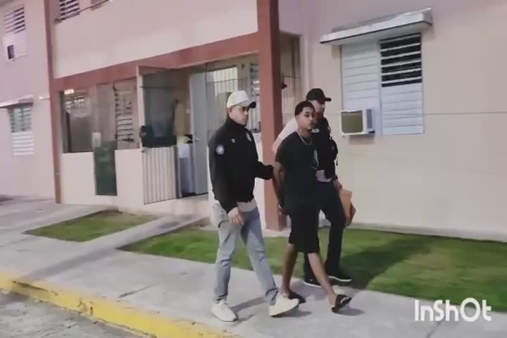 Video: Momento en que arrestan "chamaquito" de 19 con armas y drogas en caserío de Humacao