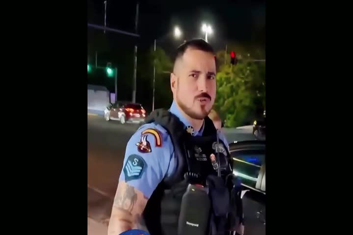 Video: Otro estúpido con celular que piensa que le quitará la autoridad a un policía en PR