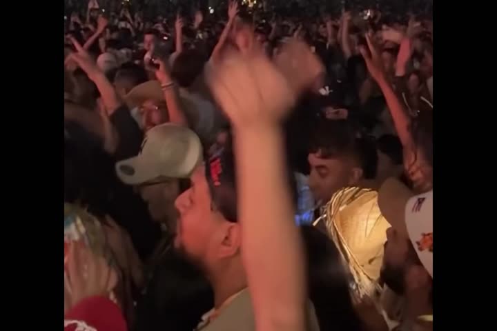 Video de un "Royal Rumble" durante concierto de Bad Bunny en Medellín