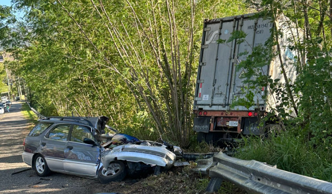 Video: Accidente que involucra a un camión y un carro cerca del Peaje de Salinas