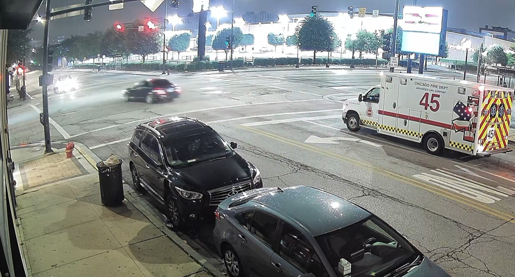 Video: Se come la luz roja de madrugada y provoca un aparatoso accidente