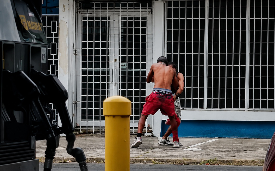 Video: Se empaquetaron a las trompas dos Deambulantes