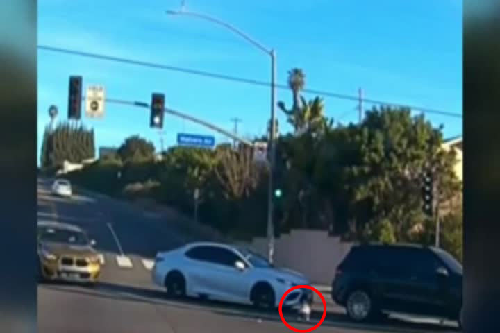 Video muestra a bebé de 19 meses salir expulsado de un auto en el sur de California, arrestan a la madre