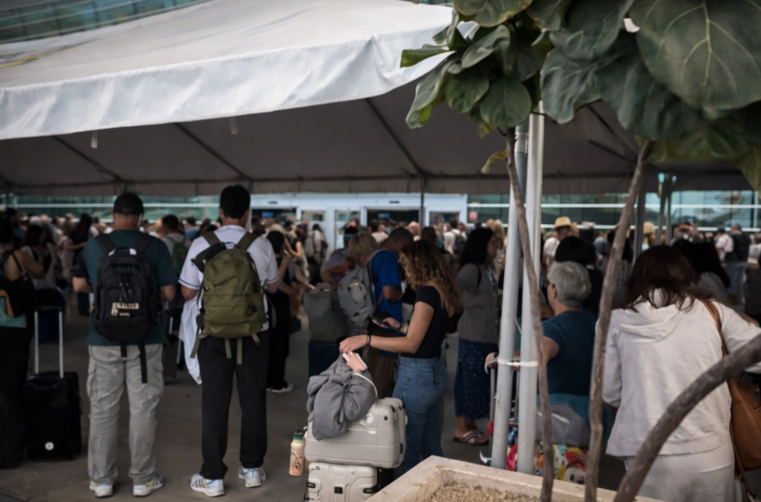 Video: Hasta con carpas las filas del TSA en aeropuerto Luis Muñoz Marín