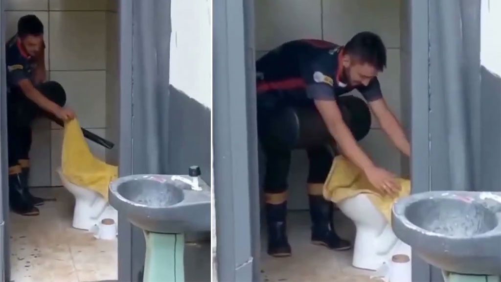 Video: Fue a destapar un inodoro, pero la forma que usó no fue la más indicada; miren lo que le pasó