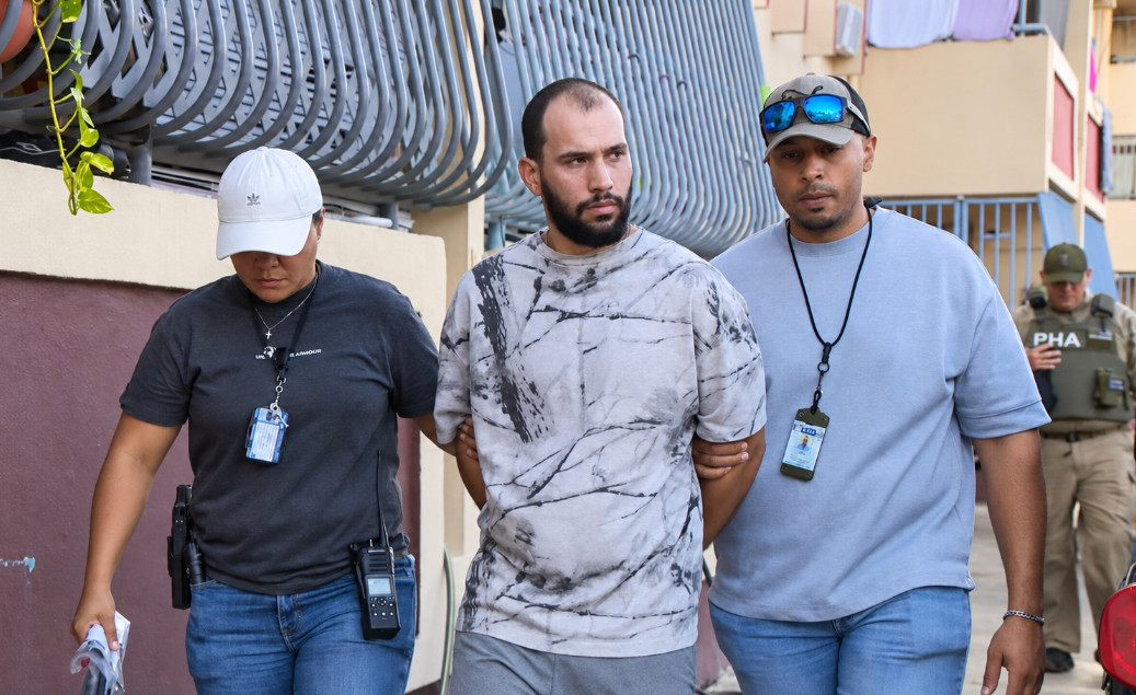 Video:Arrestan a empleado de empresa de ornato en residencial de San Juan