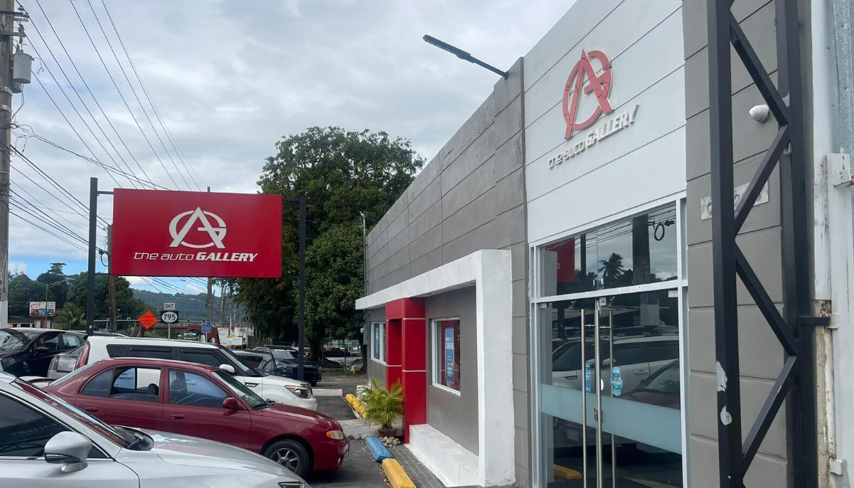 Video: Dueño y personal de Auto Gallery enfrentan sobre 200 cargos por fraude en venta de carros