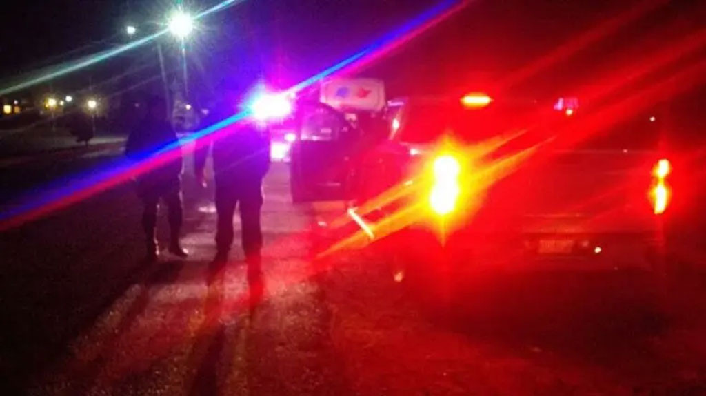 Video: Intenta tranquilizar a su amigo atropellado y luego lo atropellan a el