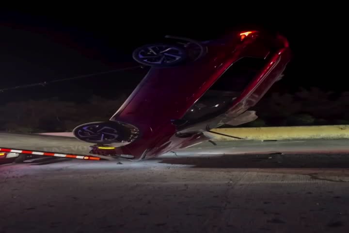 Video: Viral video de gruero en PR intentando enderezar un carro volcado