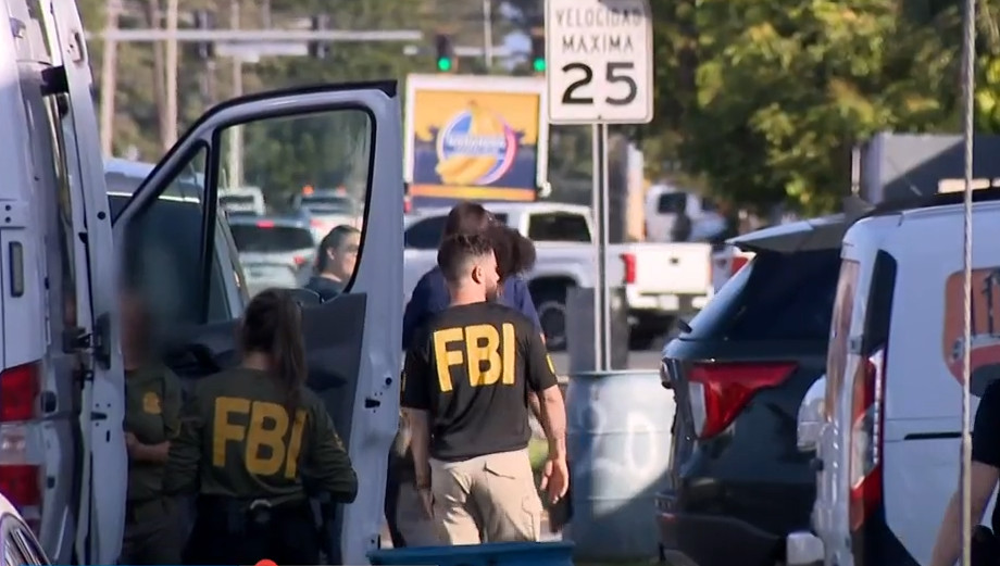 Video:FBI allana residencia en Carolina