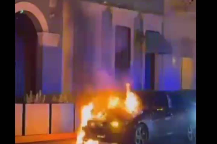 Video:  Ahora vehículo se prende en fuego en el Viejo San Juan