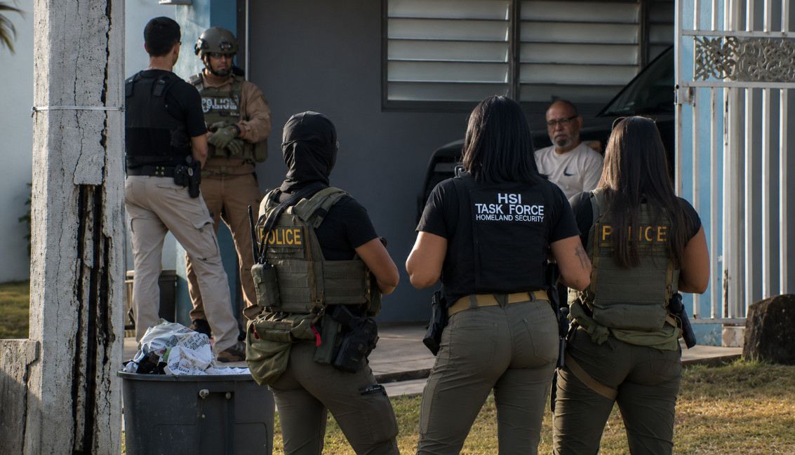 Video:Agentes federales y "task force" de Policía allanan residencia en Toa Alta