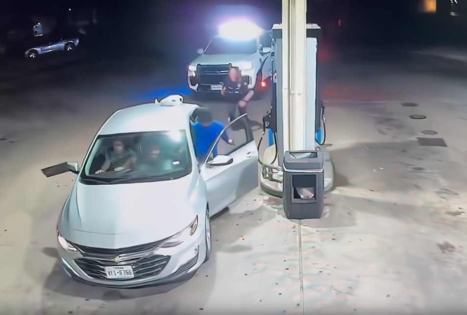 Video: Conductor ebrio atropella a dos policías en una gasolinera de Texas y es arrestado tras persecución