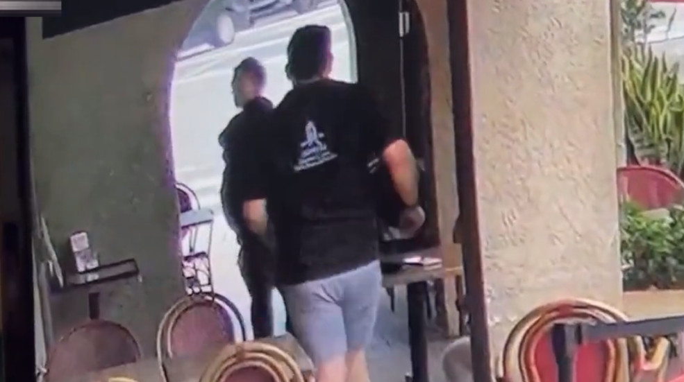 Video: Anciano es brutalmente asaltado mientras almorzaba, pero un héroe aparece y derriba al ladrón