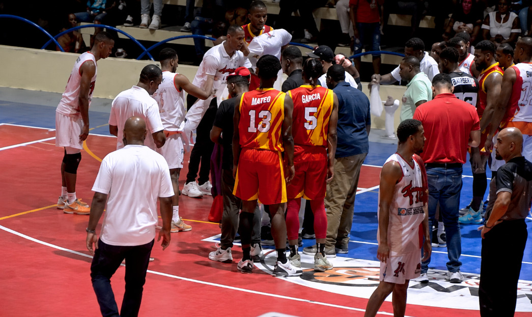 Video: Impresionante video muestra momento en que joven jugador de baloncesto muere en medio de denuncias juego