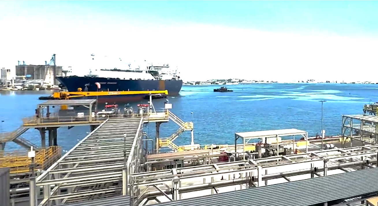 Video: Entra al puerto de San Juan barcaza con gas natural tras controversia legal