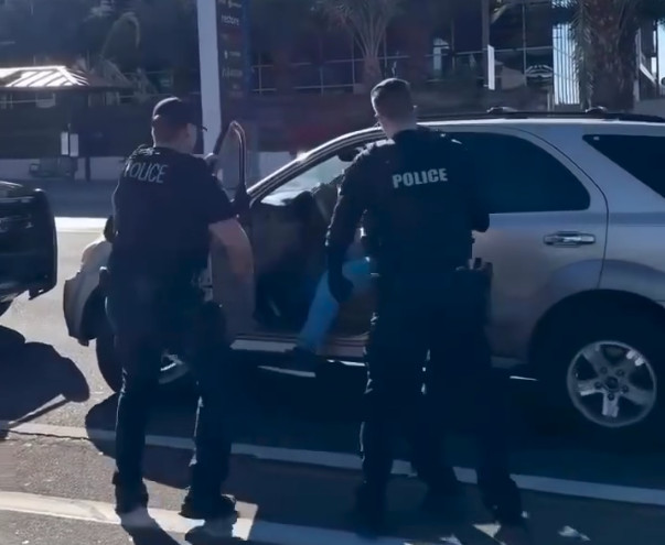 Video: Tres policías forcejean con un sujeto, le aplican dos descargas con “Taser”, pero aun así logra huir