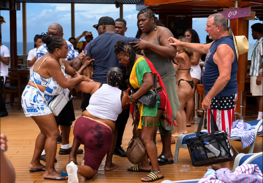 Video: Se forma otro "Royal Rumble" en crucero de Carnival