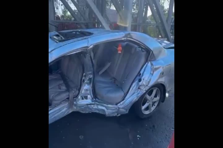 Video: Así quedó el vehículo de un conductor de 30 años que murió al chocar contra una pared de un negocio en Carolina