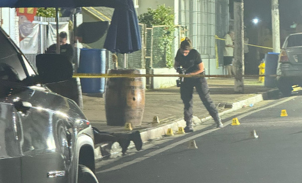 Video: Tiroteo frente al negocio El Toabajeño en Toa Alta deja el saldo de dos personas muertas