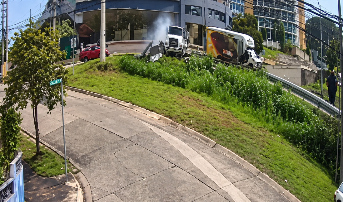 Video: Captan en vídeo choque entre camión y carro en Aguadilla