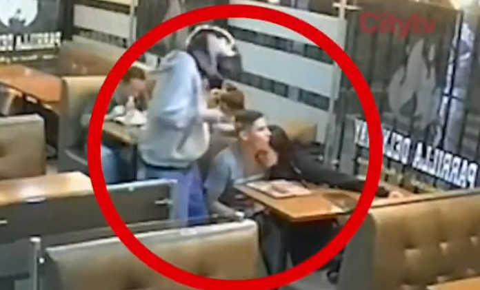 Video: Delincuente entra a robar a una pareja en restaurante, pero pasa algo que no esperaba