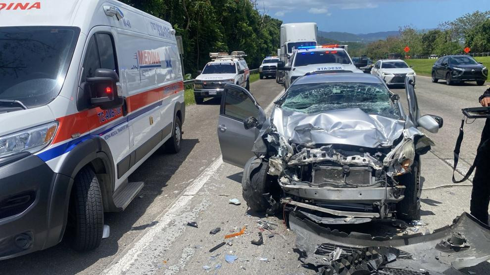 Video: Un carro le meto con "to" a un camión en Cayey