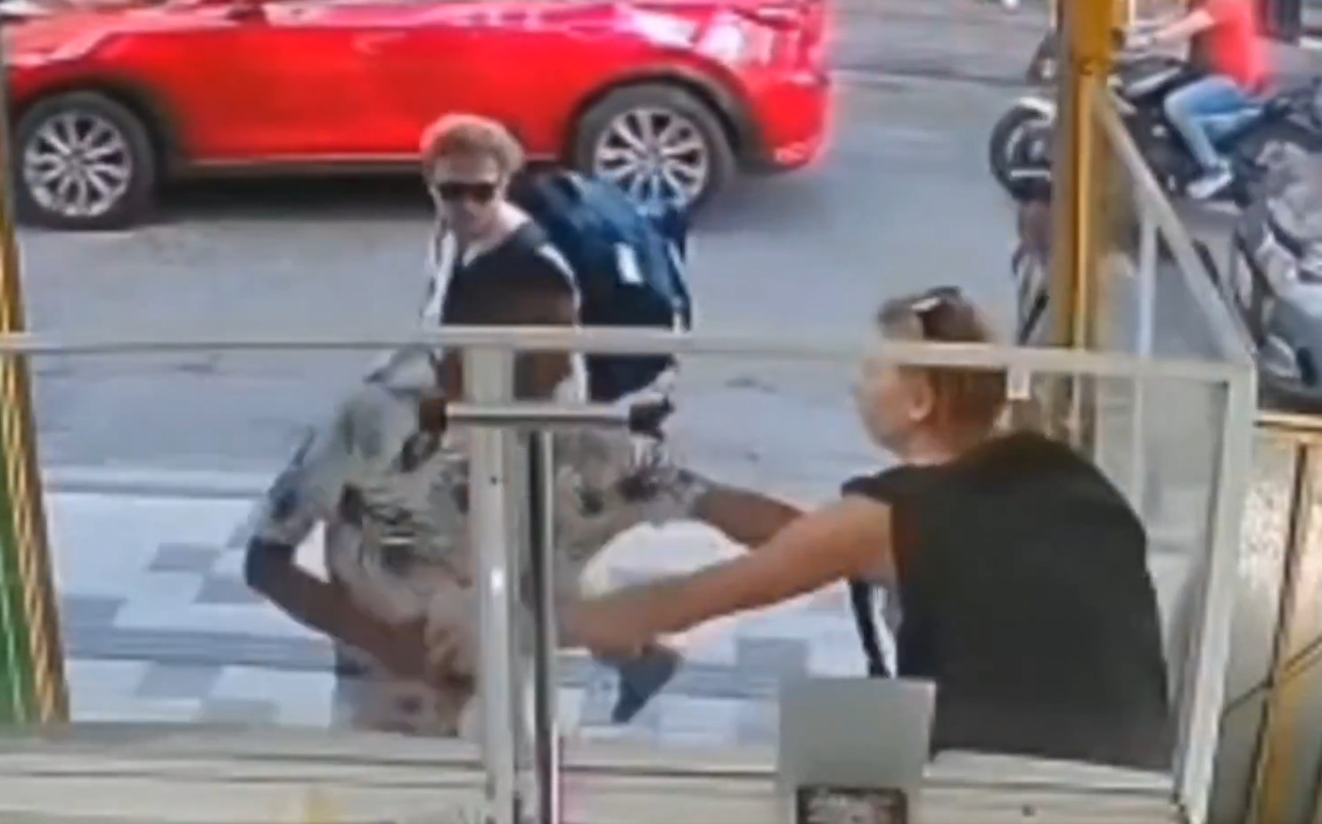 Video: "Caco" intenta robarle a una turista en Colombia, pero miren lo que le paso