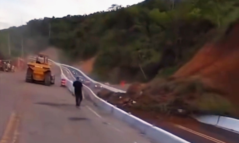 En video momento que ciudadanos evitan una tragedia en carretera de Utuado