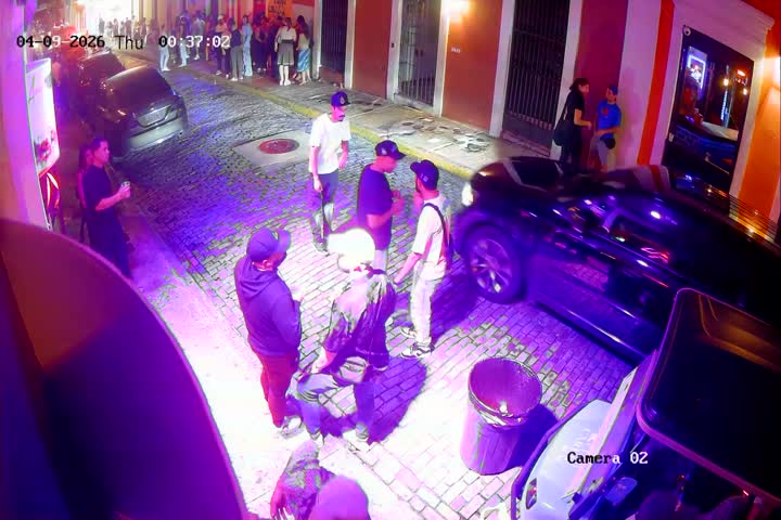 Video: El pana estaba en Viejo San Juan "Jangueando con par de palos encima" le dijo algo al oído a otro y le dieron el "Bofetón de la vida"