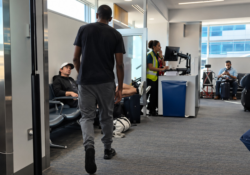 Video: Se le salió el racismo en el aeropuerto de Denver y le salió cara la gracia