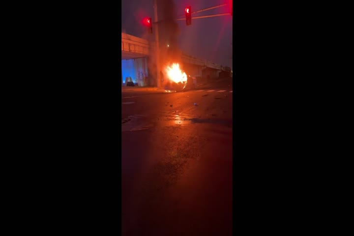 Video en la Baldorioty: Chocan un carro, se prende en fuego, dejan su carro y se van corriendo