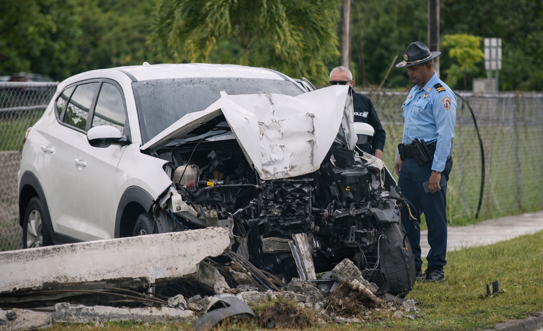 Video: Expolicía fallece al impactar poste de cemento en Guayama