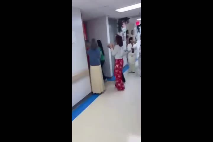 Video: Pacientes del hospital del Fondo en Carolina espera mientras empleados dan una parranda