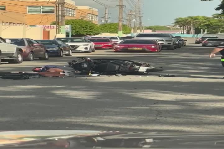 Video: Captan en video violento accidente de motora frente a escuela de Fajardo