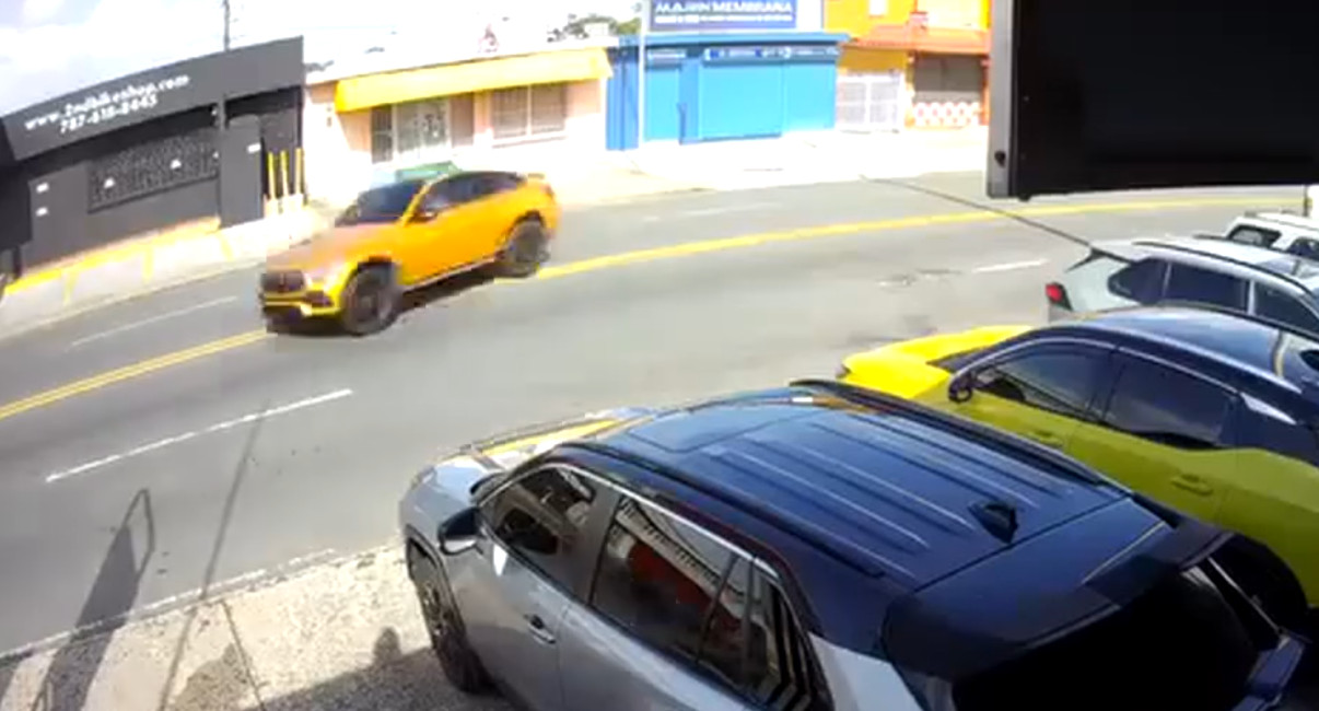 Video:Iva en la Mercedes como "Banshee robao" hasta que perdió el control y le metió a otro carro en Bayamón
