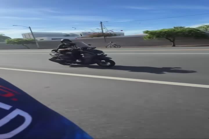 Video en PR "Titere" en motora intenta golpear a un ciclista y termina estrellado con un Poste