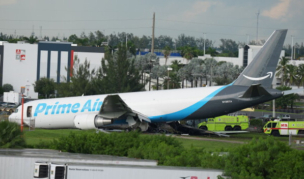 Video: Nuevo video muestra el momento en que un avión de carga de Amazon se salió de la pista en el Aeropuerto Internacional de Miami, matando a 5 personas