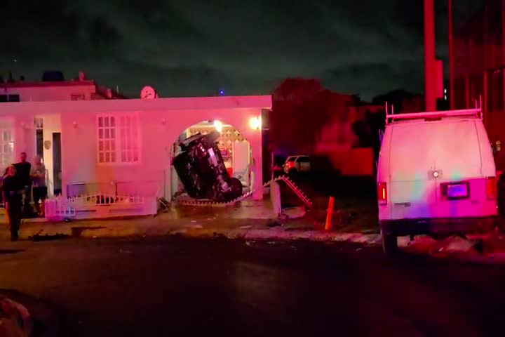 Video: Viral video donde conductor tiroteado en Carolina terminó volcado en una marquesina