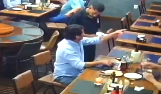 Video: Hombre abofetea a un mesero en restaurante y miren cómo terminó