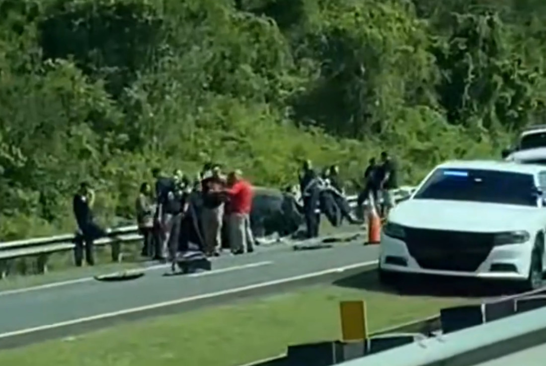Video: Accidente de auto con vehículo volcado antes de la salida 57 en Barceloneta