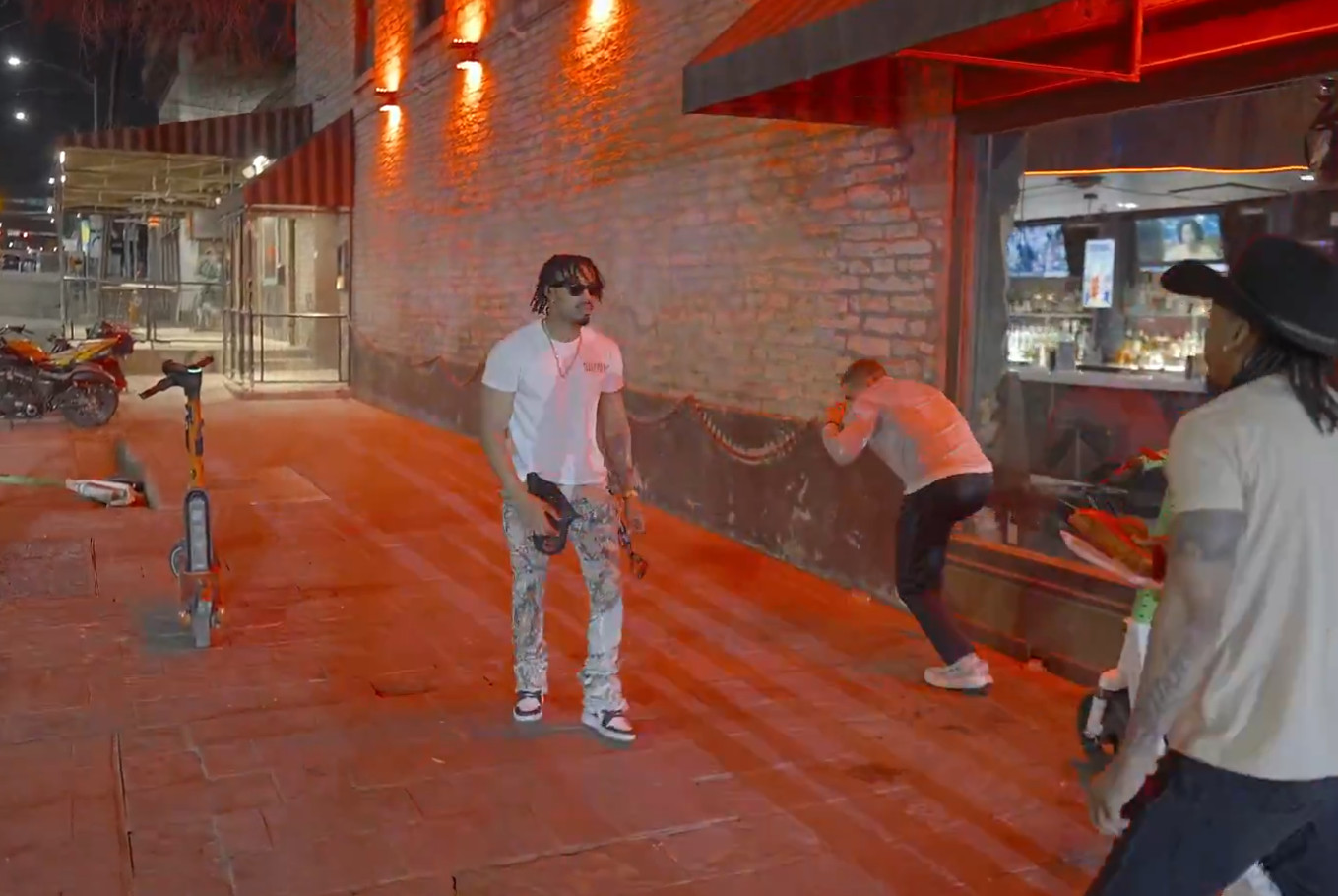 Video: Golpeó a joven en plena calle, pero miren quién lo estaba viendo