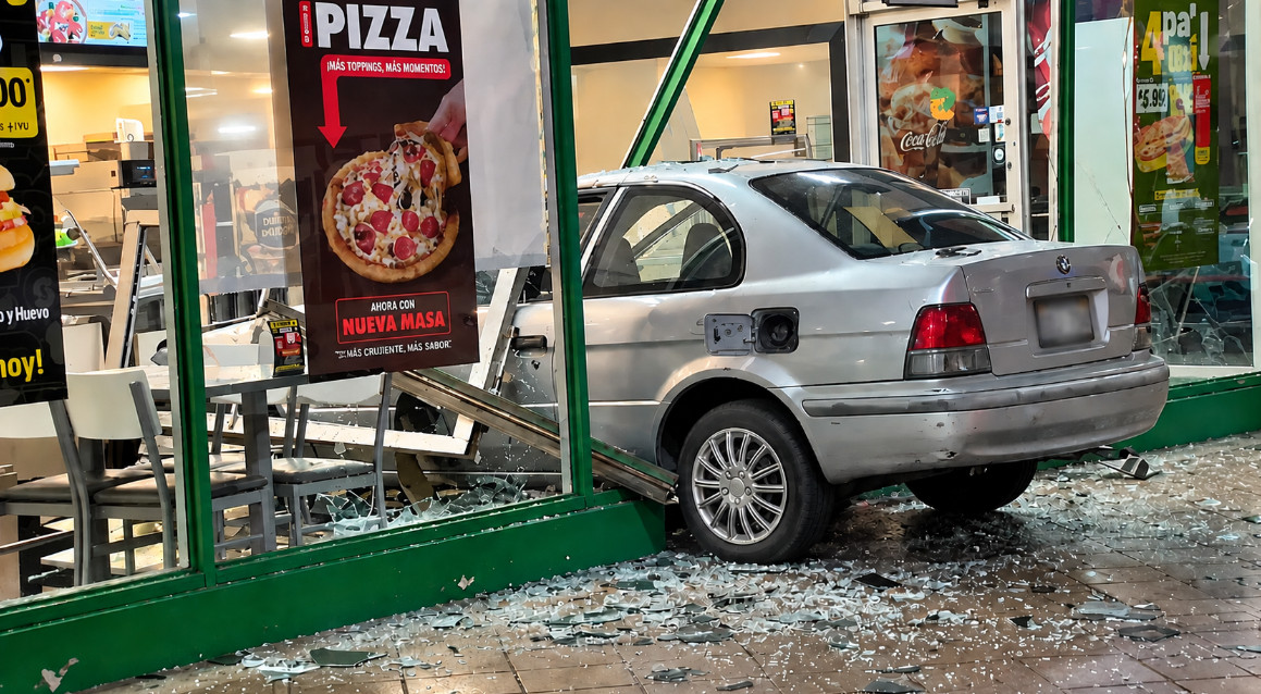 Video: Se mete con "to" y carro al interior de un fast food en Caguas