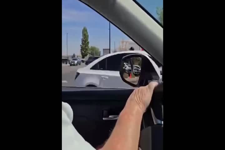 Video del momento en que Ciudadano armado enfrenta a tirador activo que mato 3 personas en restáurate de Estados Unidos