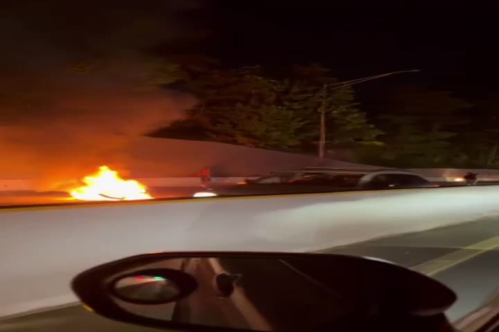 Video: Se reporta accidente con vehículo en llamas en Cupey